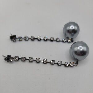 NEW IN BOX AVON‎ GLAM STAR EARRINGS WITH SHINY SILVERTONE RHINESTONES GREY